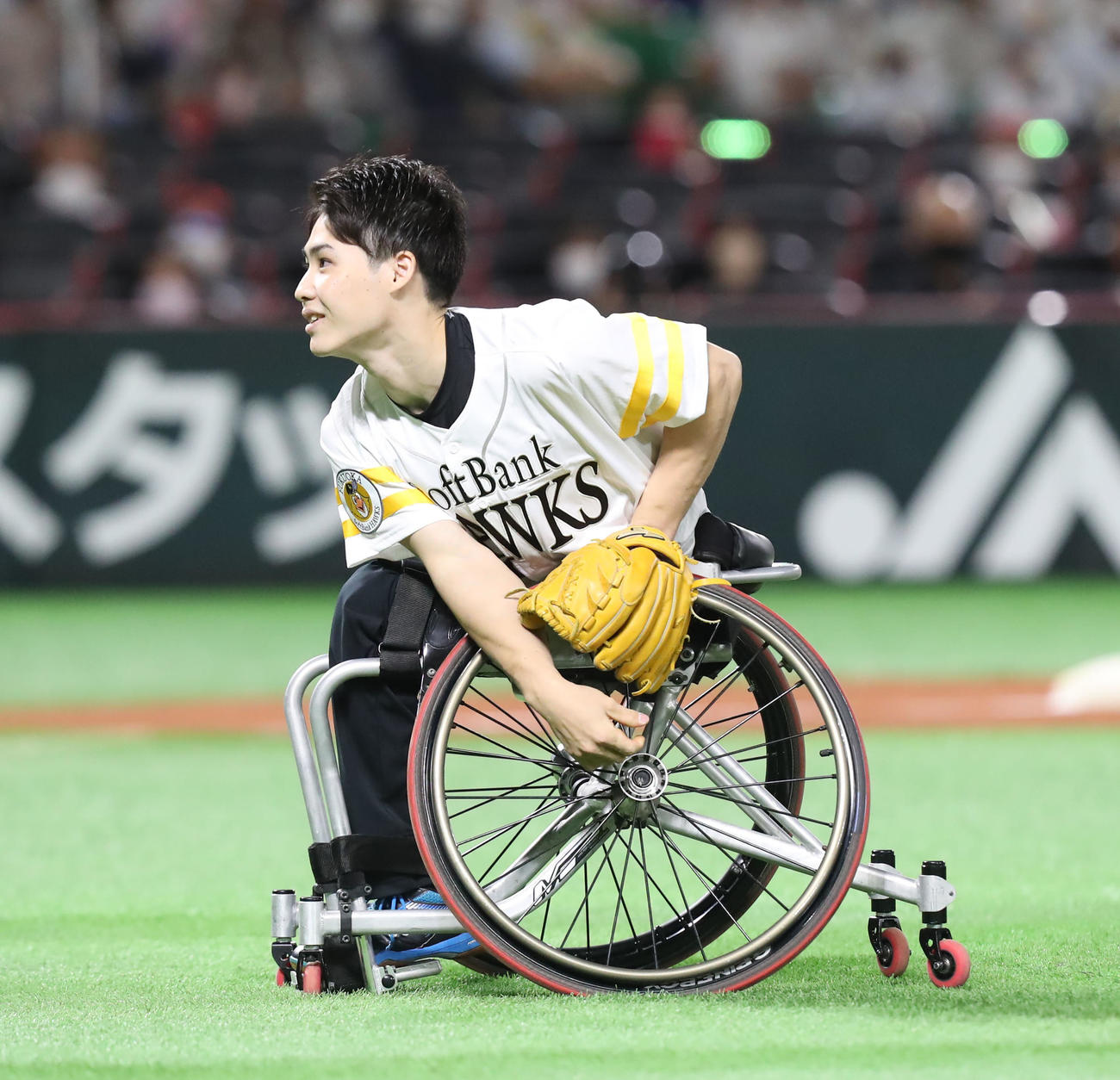 ソフトバンク対西武　始球式を務めた東京パラリンピックの車いすバドミントン金メダリストの梶原（撮影・屋方直哉）