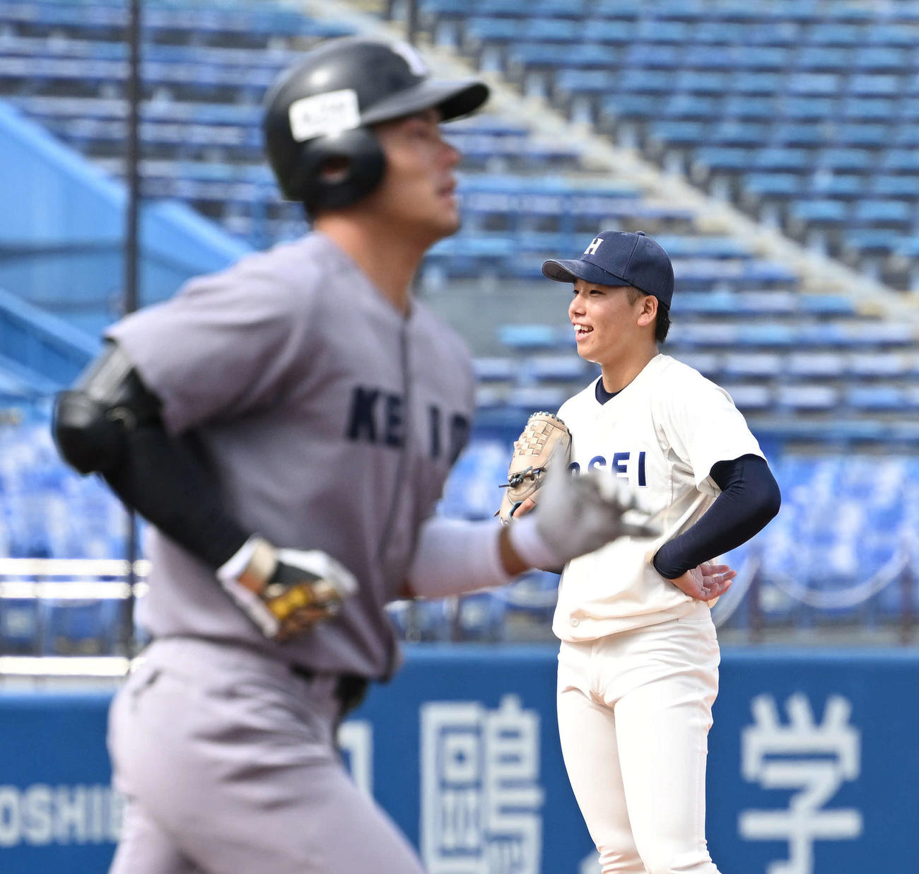 法大対慶大　6回裏慶大1死満塁、山本（手前）に押し出し四球を許し苦笑いする尾崎（撮影・滝沢徹郎）