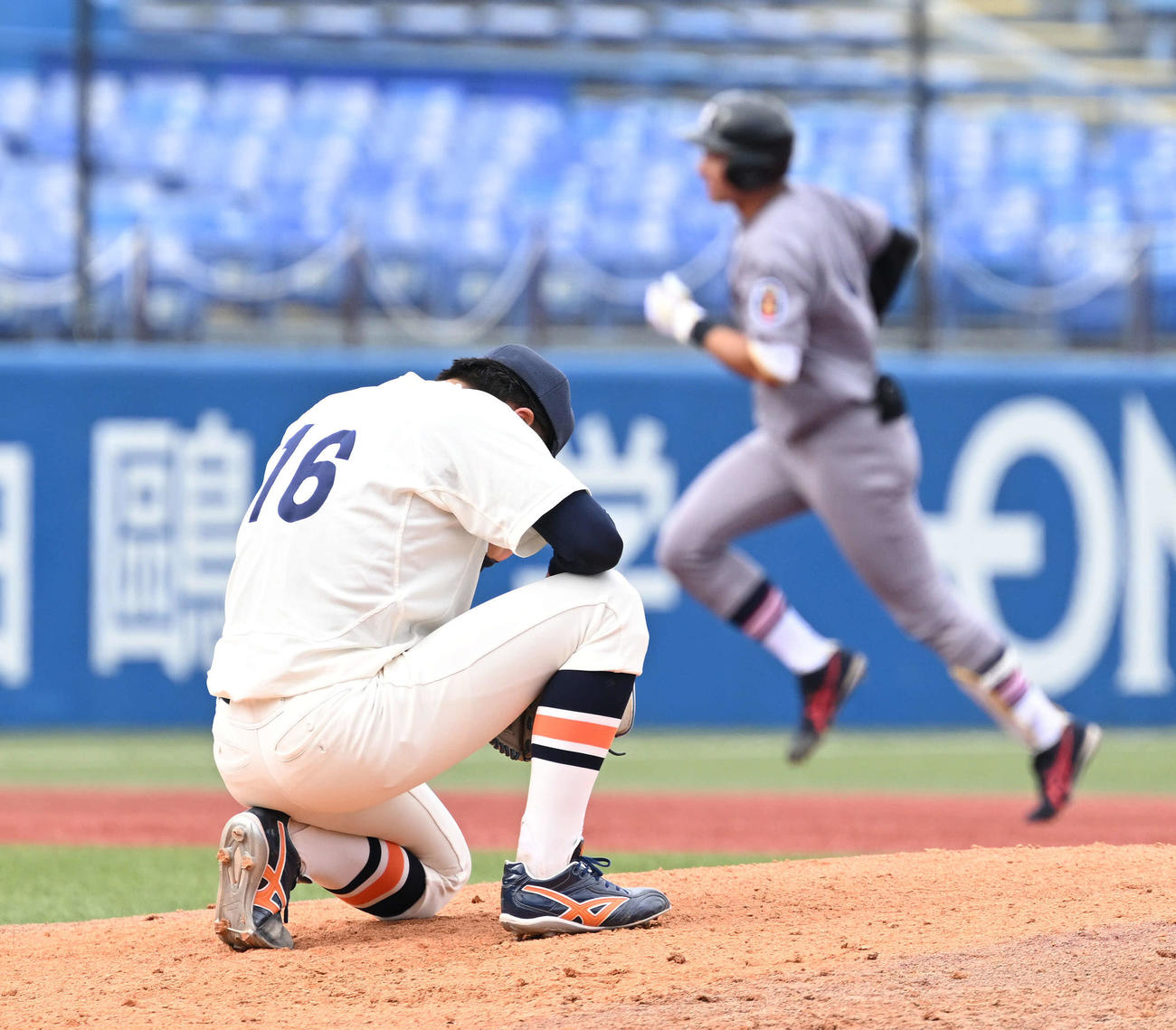法大対慶大　8回裏慶大1死一塁、萩尾（奥）に2点本塁打を浴び膝を着く尾崎（撮影・滝沢徹郎）