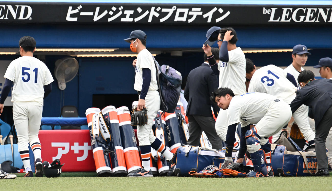 法大対慶大　試合に敗れ引き揚げる法大の選手たち（撮影・滝沢徹郎）