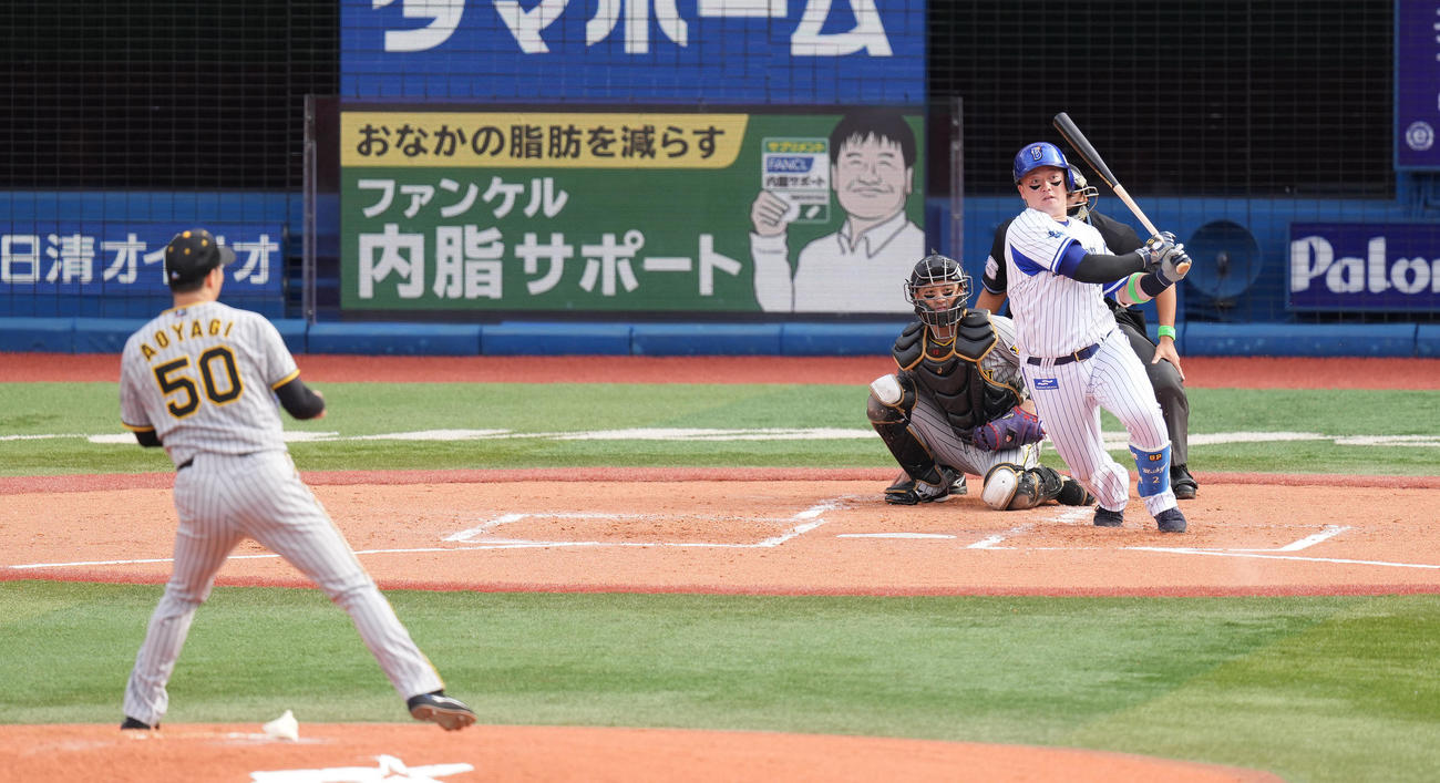 DeNA対阪神　2回裏DeNA無死、内野安打を放つ牧。投手青柳（撮影・鈴木みどり）