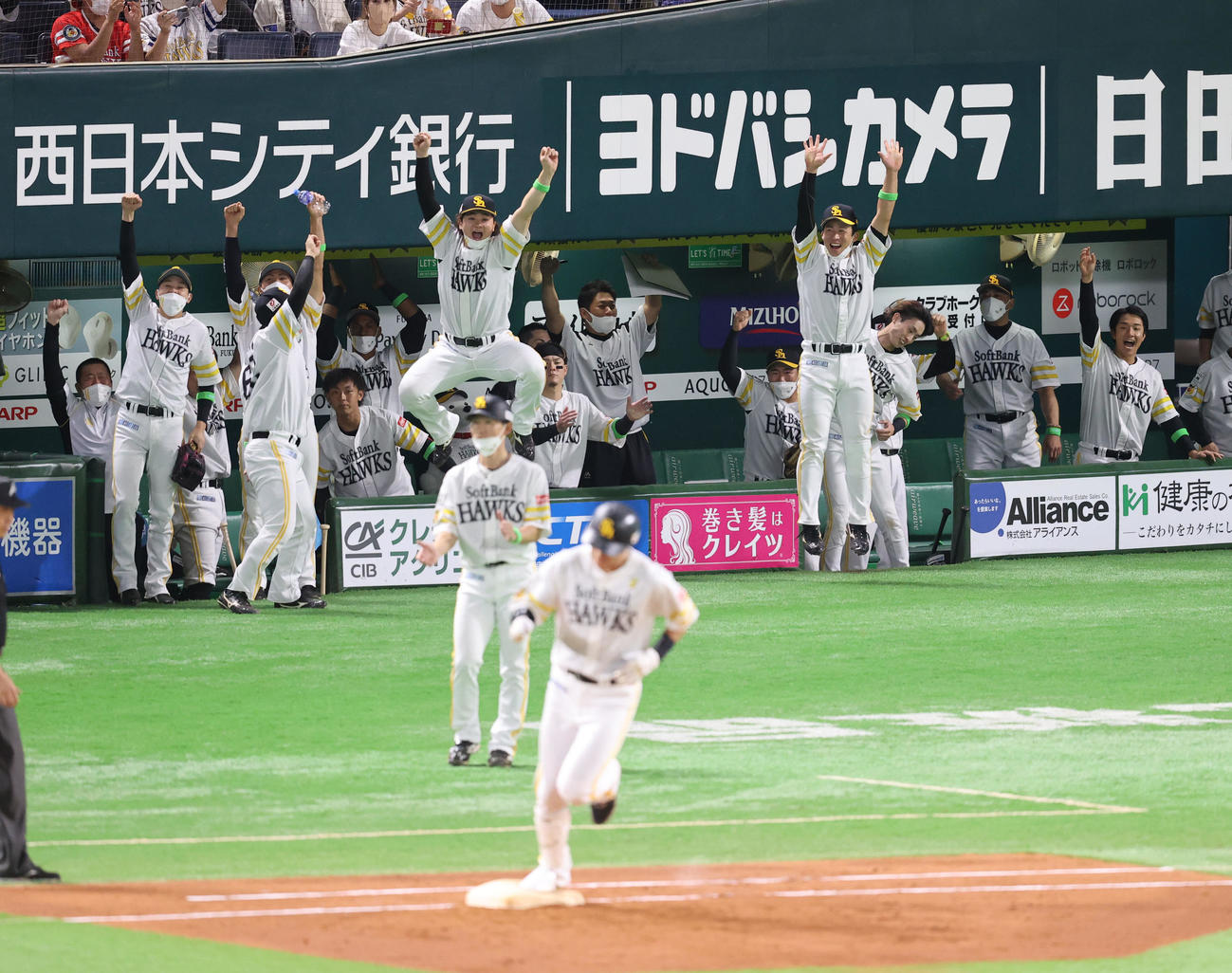ソフトバンク対西武　3回裏ソフトバンク2死二、三塁、柳田悠岐は右中間に3点本塁打を放つ、大喜びのベンチのナイン（撮影・梅根麻紀）