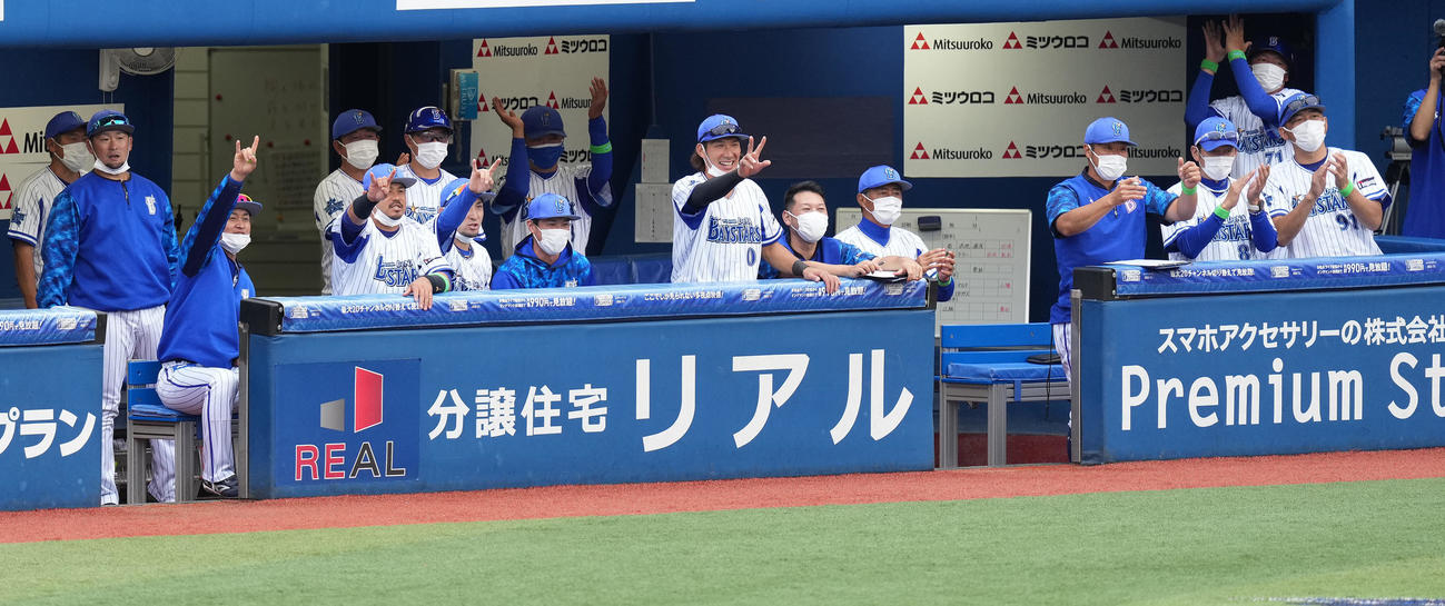 DeNA対阪神　4回表阪神1死、佐藤輝の打球を三塁手藤田が好捕し、盛り上がる三浦監督（右手前から2人目）らベンチ（撮影・鈴木みどり）