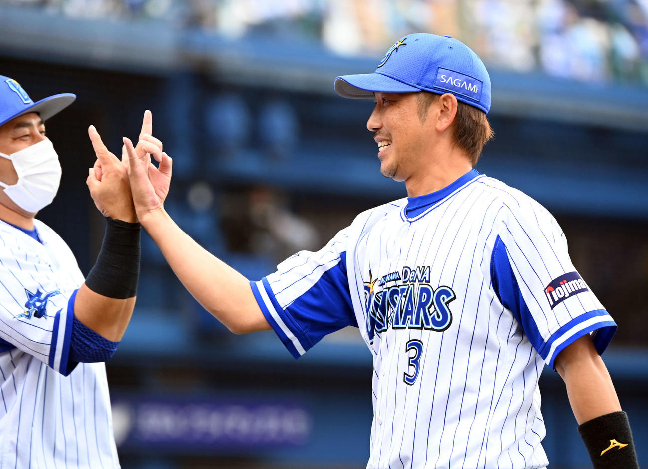DeNA対阪神　4回表、好守備を見せたDeNA藤田は、宮崎の出迎えに笑顔を見せる（撮影・たえ見朱実）