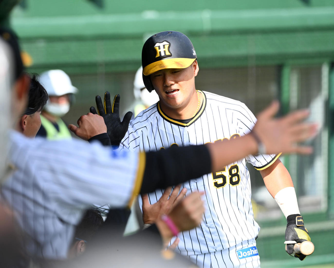 阪神対楽天　6回裏阪神2死、前川（右）は右越え本塁打を放ちナインの祝福を受ける（撮影・前岡正明）