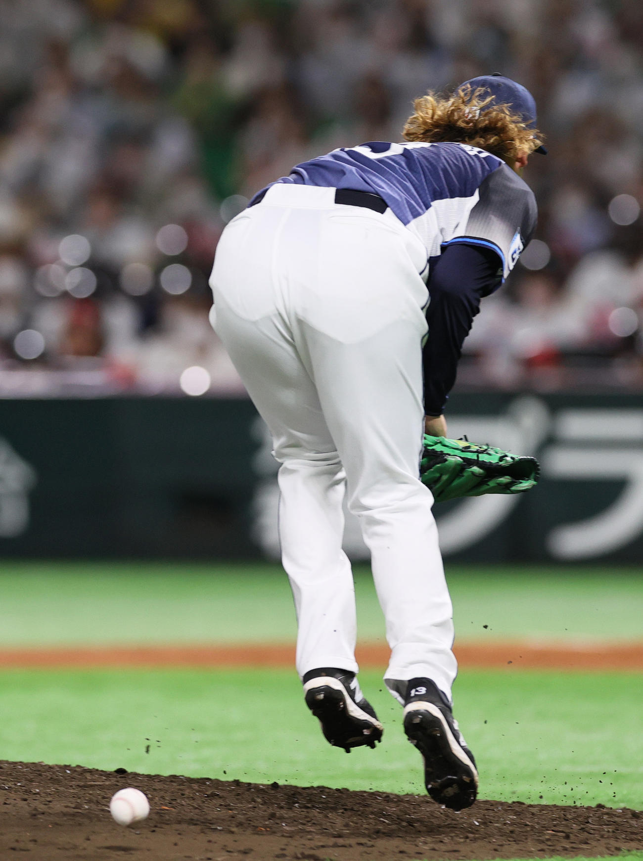 ソフトバンク対西武　5回裏ソフトバンク2死、高橋光は牧原大の打球が当たり内野安打となる（撮影・上山淳一）