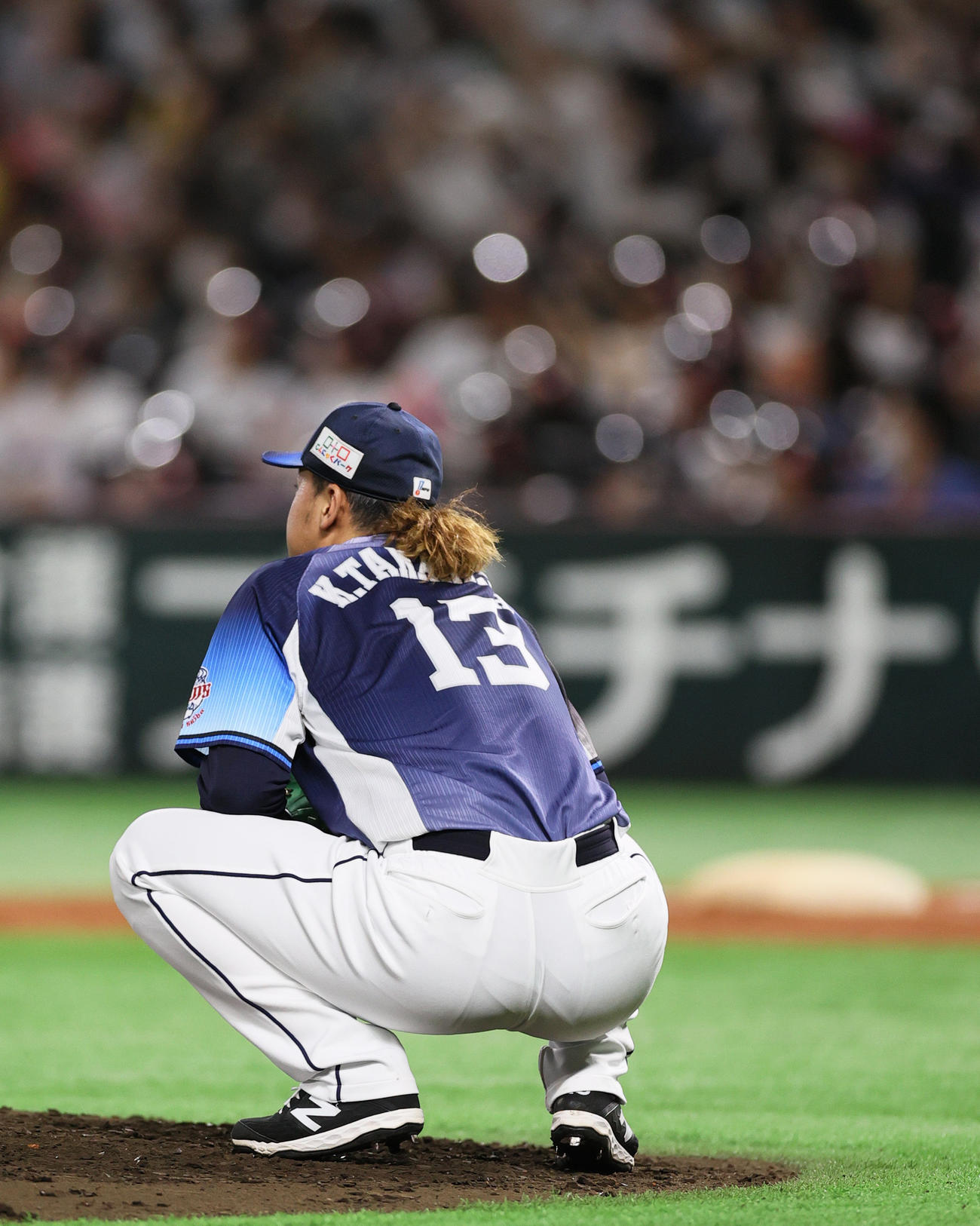 ソフトバンク対西武　3回裏ソフトバンク2死二、三塁、高橋は柳田に右中間越え3点本塁打を打たれ座り込んで落胆する（撮影・上山淳一）