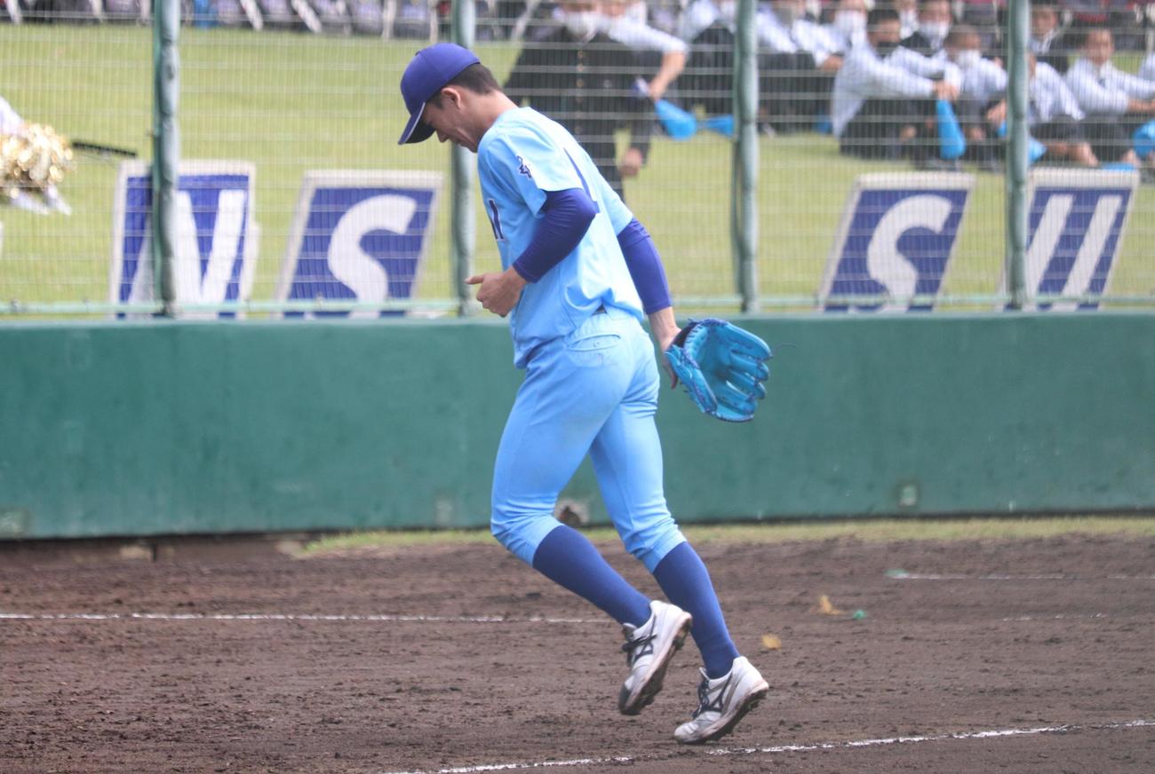 桜美林大対日体大　マウンドを後にする日体大先発の矢沢（撮影・阿部泰斉）