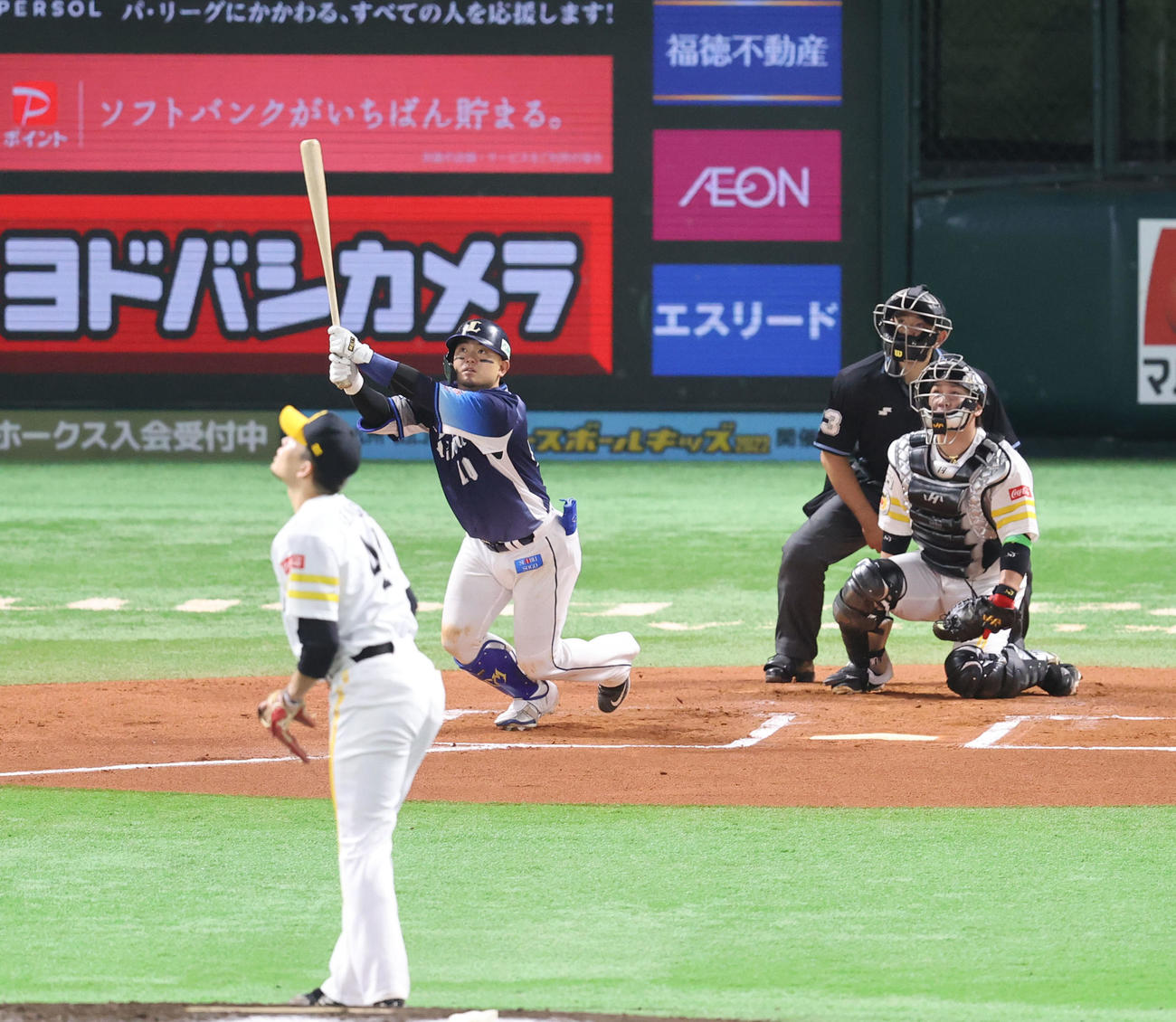 ソフトバンク対西武　6回表西武2死、森友哉は右超え本塁打を放つ（撮影・梅根麻紀）