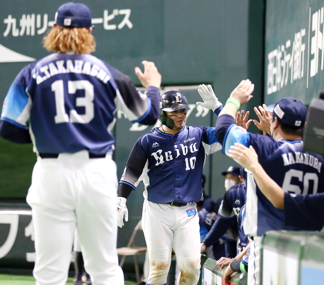 ソフトバンク対西武　6回表西武2死、森は右越え本塁打を放ちナインの祝福を受ける（撮影・上山淳一）