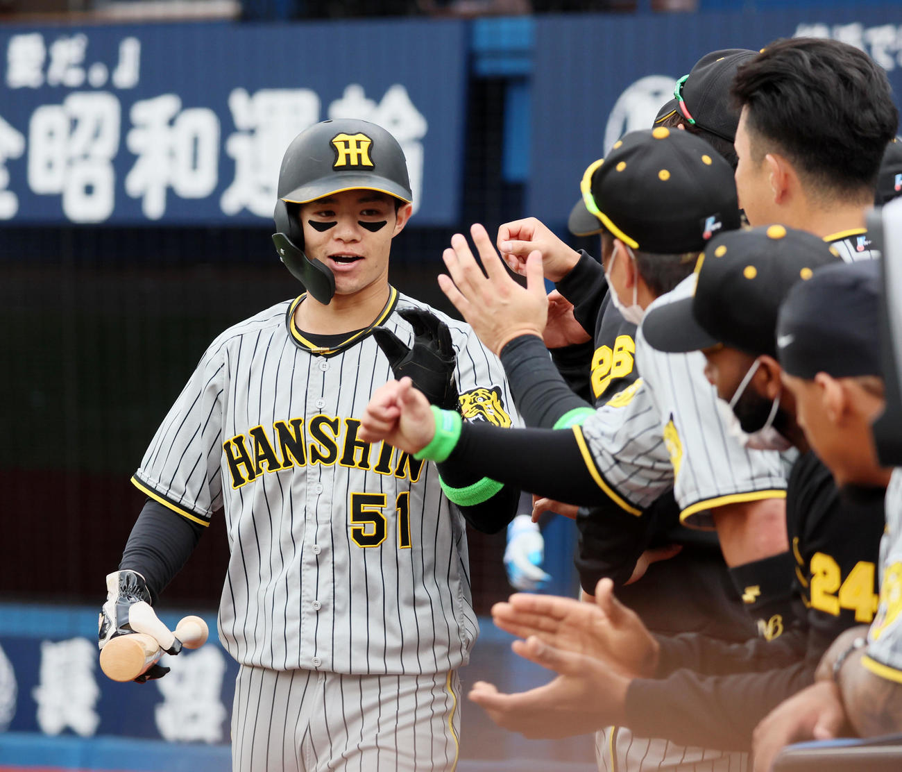 DeNA対阪神　5回表阪神1死満塁、二塁走者中野は近本の中前適時打で生還しベンチのナインと笑顔でタッチする（撮影・加藤哉）