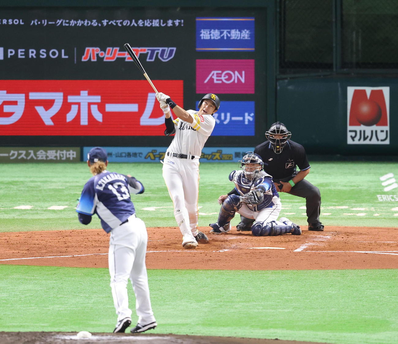 ソフトバンク対西武　3回裏ソフトバンク2死二、三塁、柳田悠岐は右中間に3点本塁打を放つ（撮影・梅根麻紀）