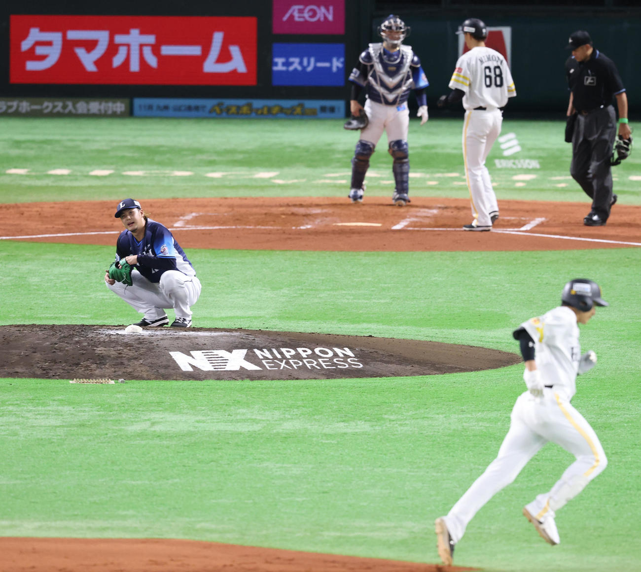 ソフトバンク対西武　3回裏ソフトバンク2死二、三塁、柳田悠岐に右中間3点本塁打を浴びた高橋光成はマウンドに座り込む（撮影・梅根麻紀）