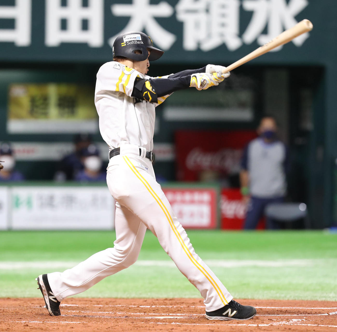 ソフトバンク対西武　3回裏ソフトバンク1死一、二塁、三森は中堅へ先制の適時二塁打を放つ（撮影・屋方直哉）