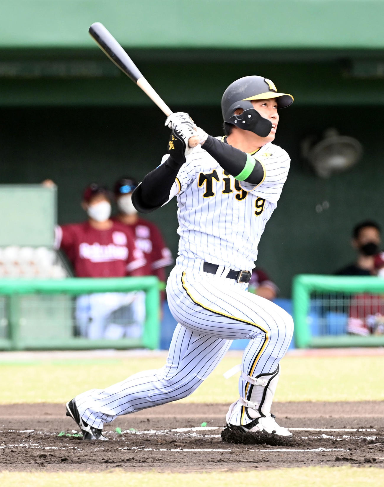 阪神対楽天　1回裏阪神無死、高山は先制の右越え本塁打を放つ（撮影・前岡正明）