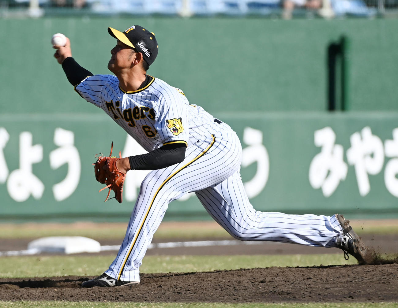 阪神対楽天　阪神5番手の岡留（撮影・前岡正明）
