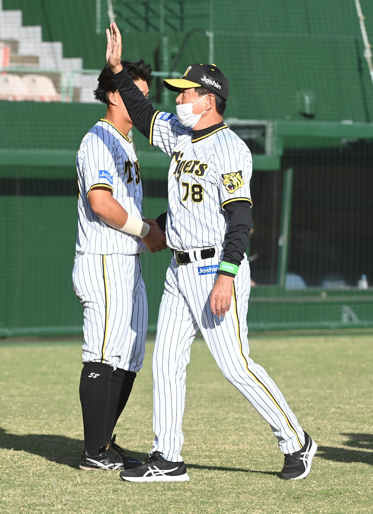 阪神対楽天　試合後、ファンにあいさつする平田2軍監督（撮影・前岡正明）