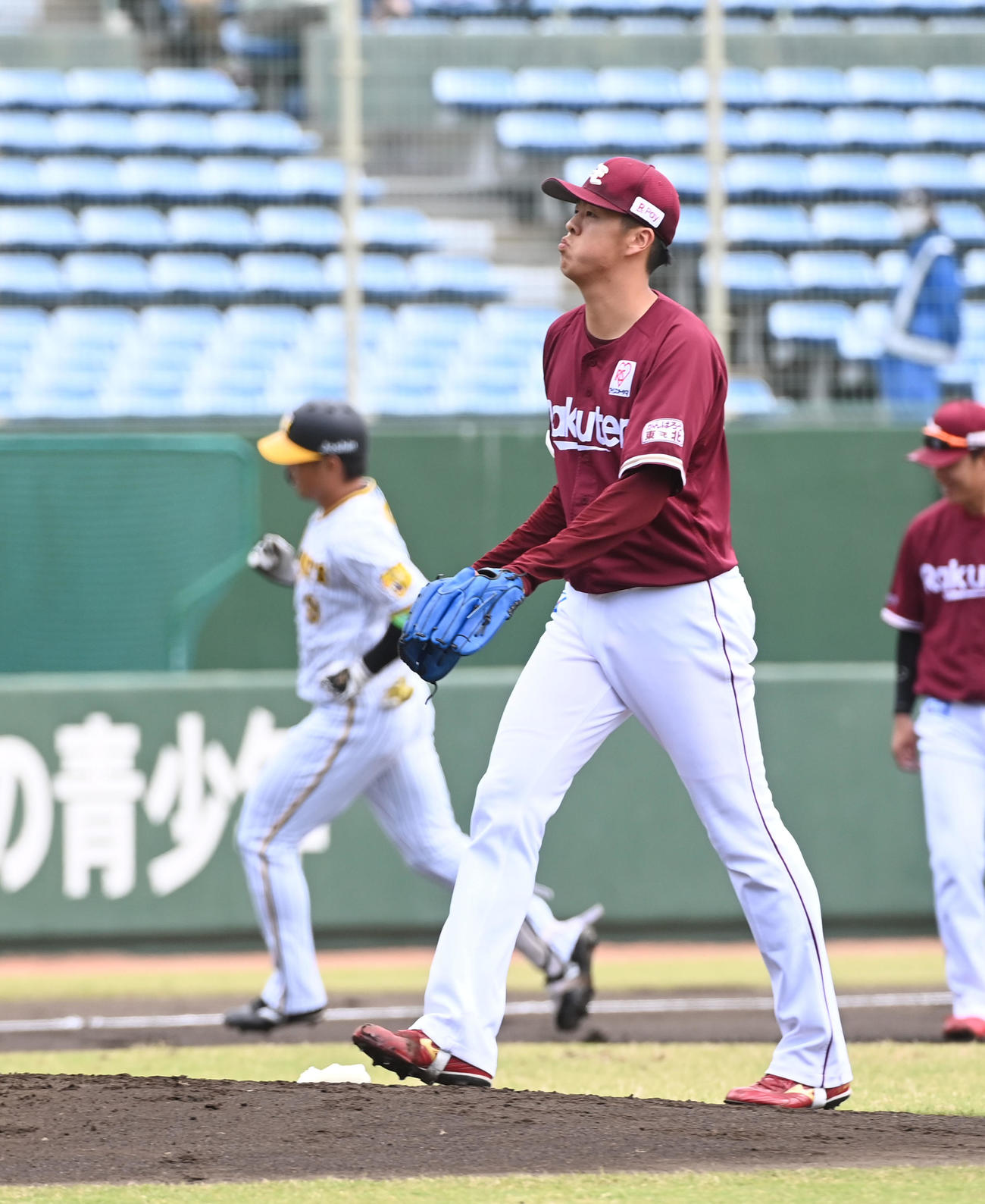 阪神対楽天　1回裏阪神無死、高山に先制の右越え本塁打を打たれがっくりする松井友（撮影・前岡正明）