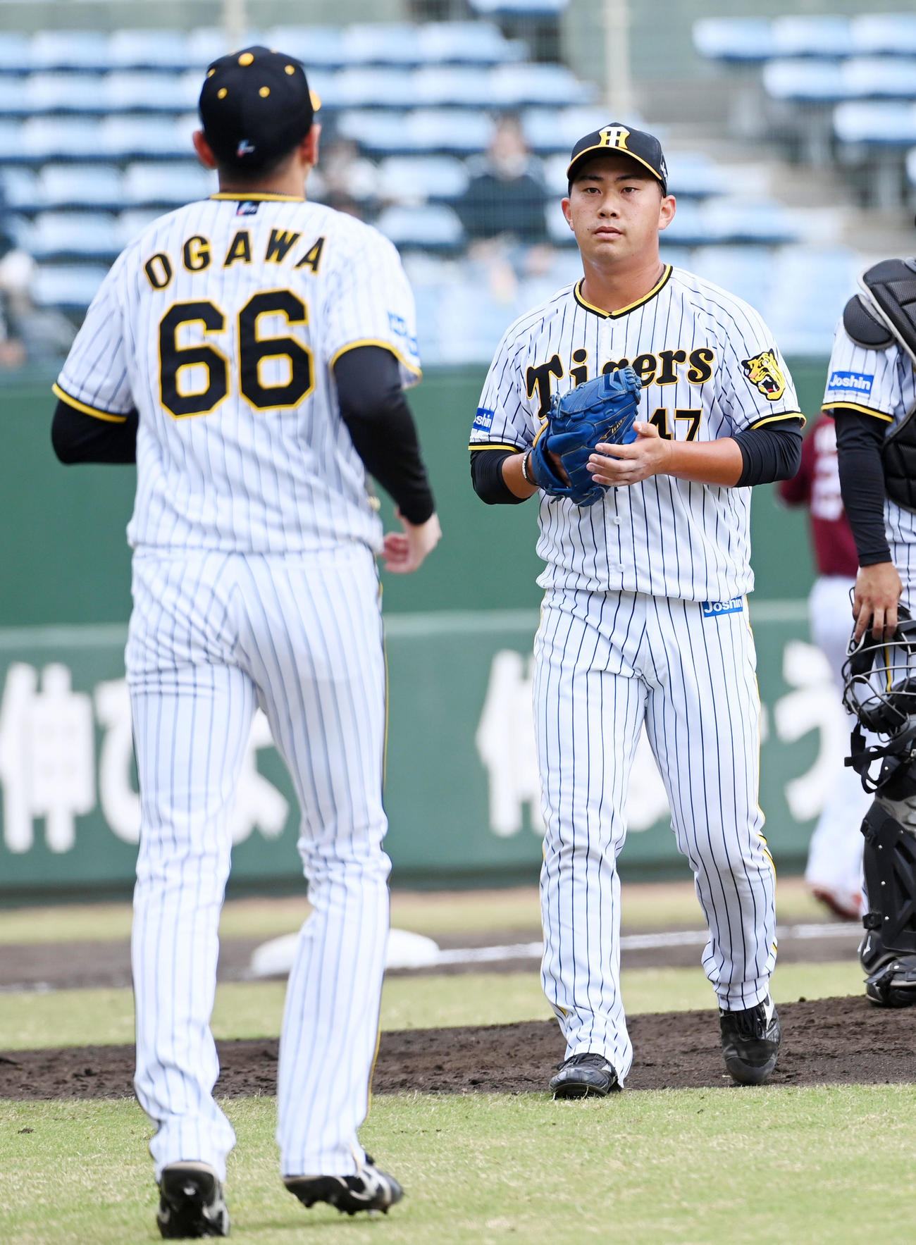 阪神対楽天　3回表楽天2死一、三塁、小川（左）と交代、がっくりとベンチに戻る桐敷（撮影・前岡正明）