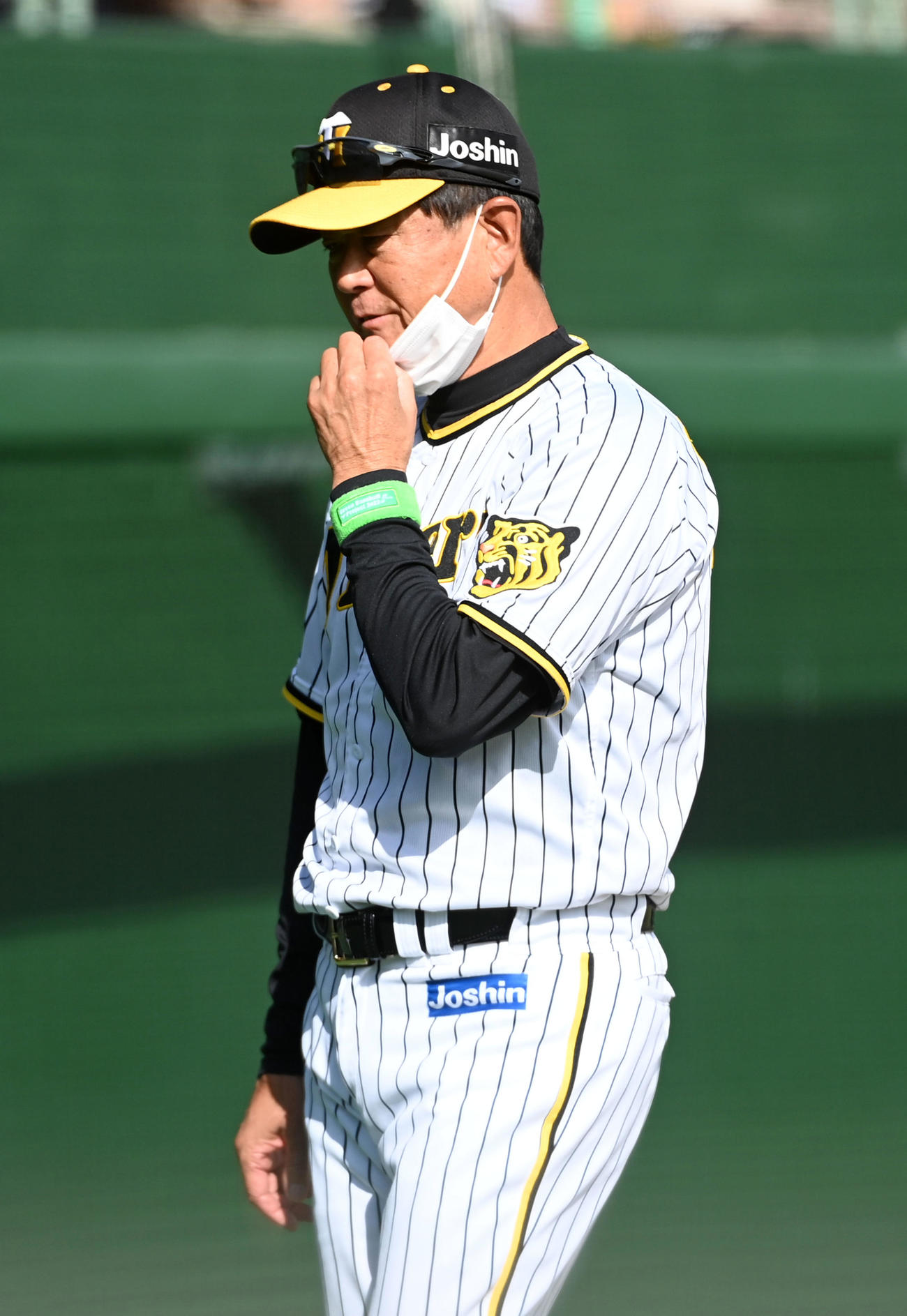 阪神対楽天　5回、小川の交代を告げベンチに戻る平田2軍監督（撮影・前岡正明）