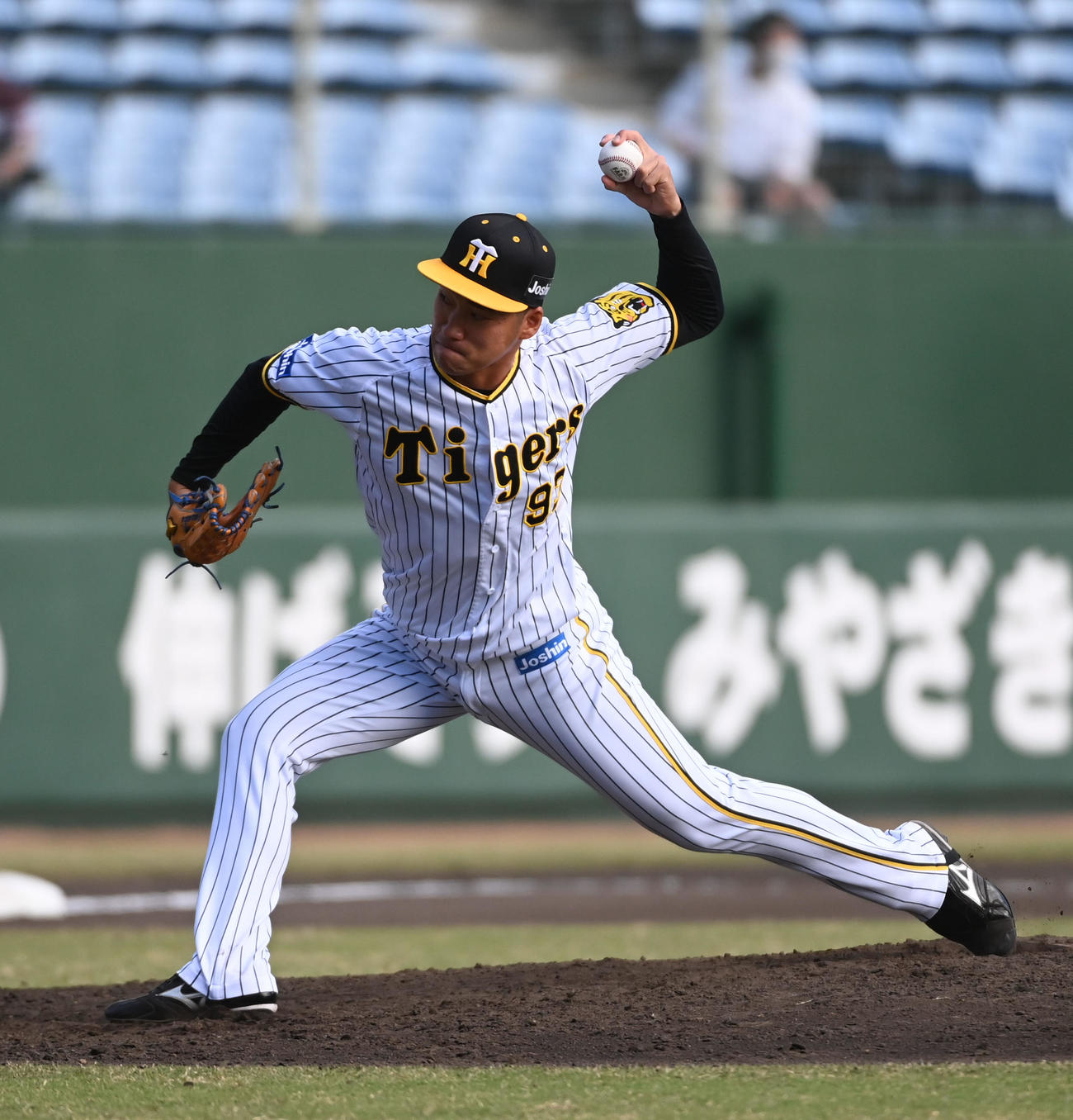 阪神対楽天　阪神4番手の岩田（撮影・前岡正明）