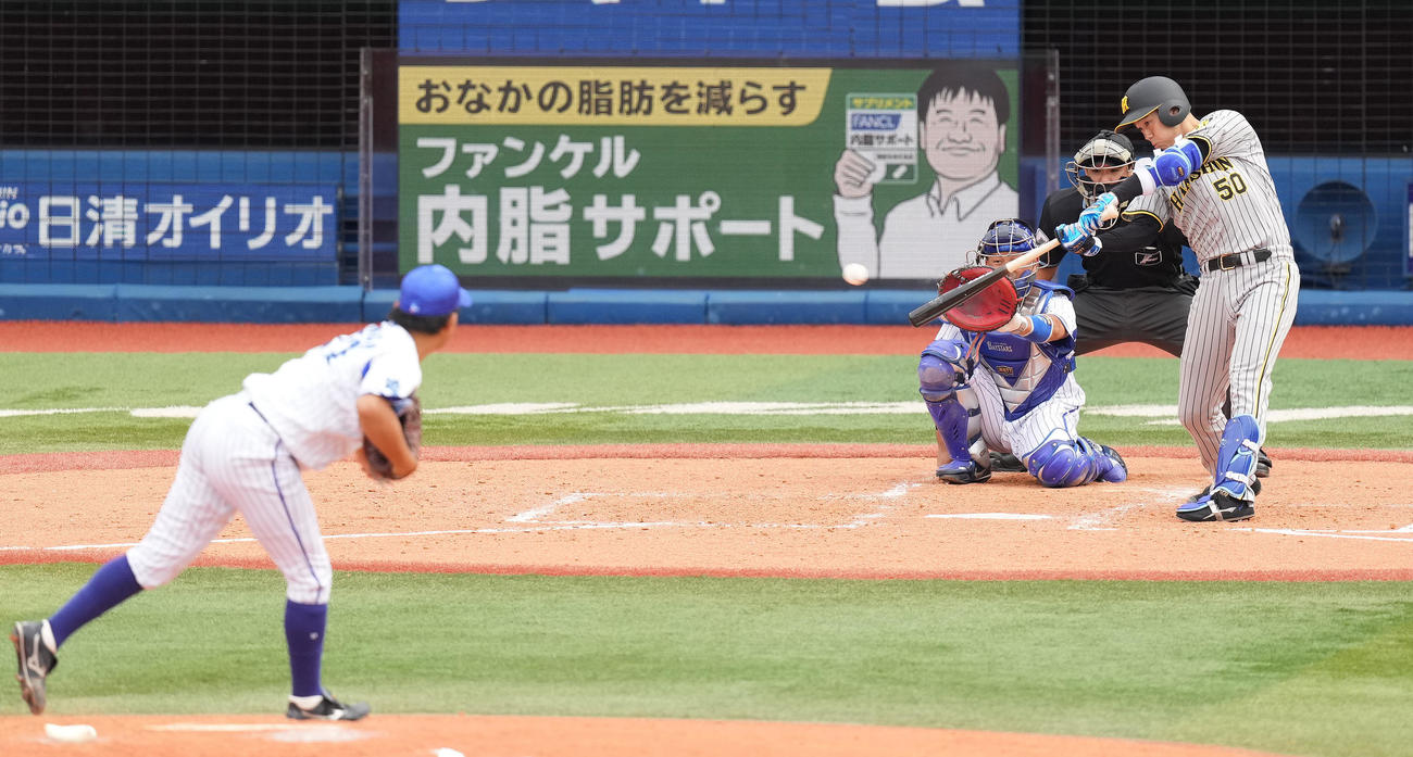DeNA対阪神　5回表阪神1死、右前打を放つ青柳。投手今永（撮影・鈴木みどり）