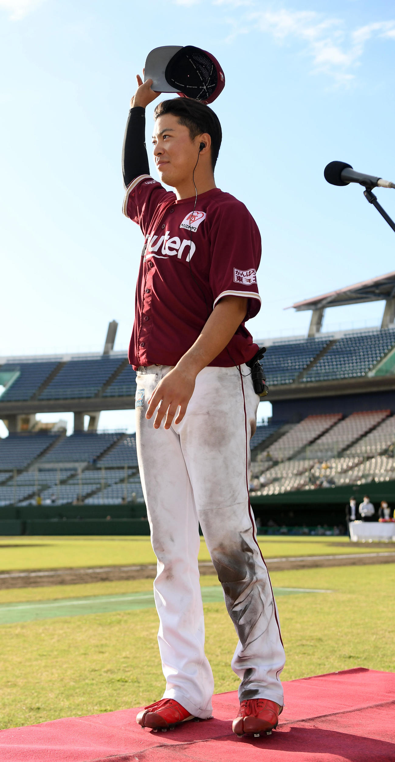 阪神対楽天　最優秀選手に輝きファンの声援に応える楽天渡辺佳明（C）NPB／BBM2022