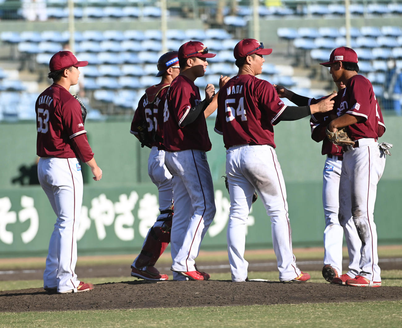 阪神対楽天　阪神を破りファーム日本選手権を制覇、喜ぶ楽天ナイン（撮影・前岡正明）