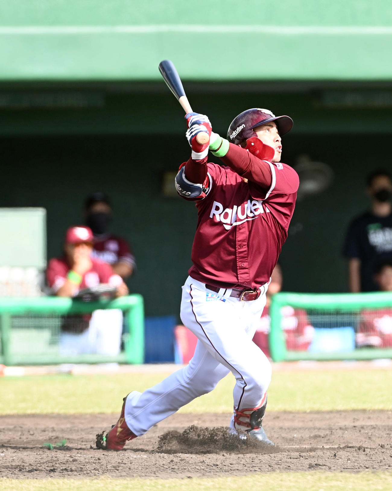 阪神対楽天　5回表楽天2死二塁、小郷は右越え2点本塁打を放つ（撮影・前岡正明）