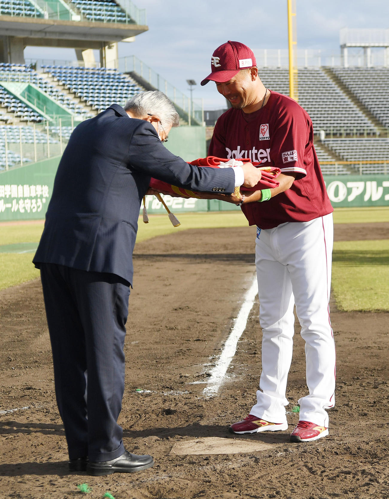 阪神対楽天　ファーム日本一のペナントを受け取る楽天三木2軍監督（C）NPB／BBM2022