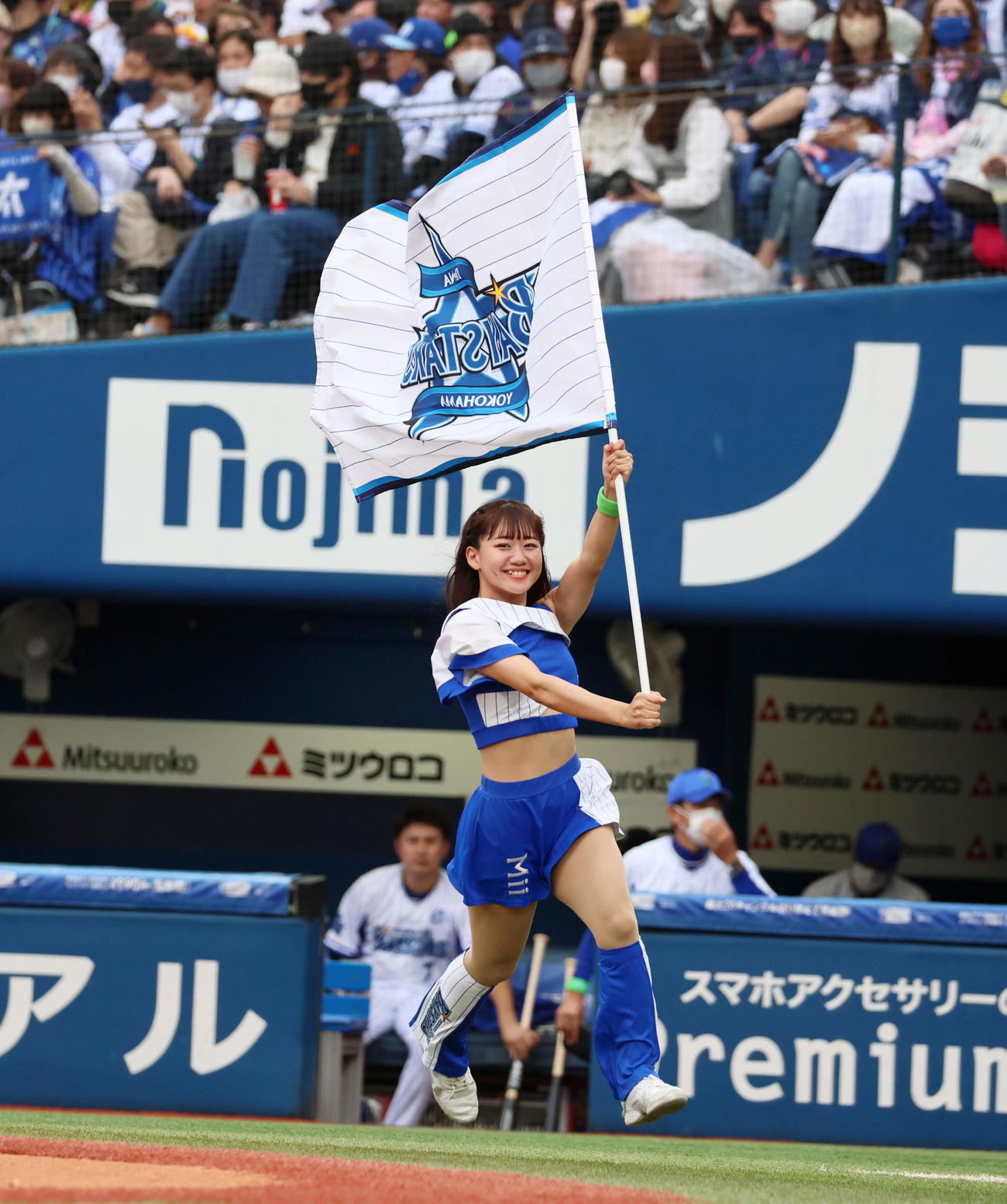 DeNA対阪神　5回裏を終え場内をリレー形式で1周するdianaのMiiらメンバーたち（撮影・加藤哉）