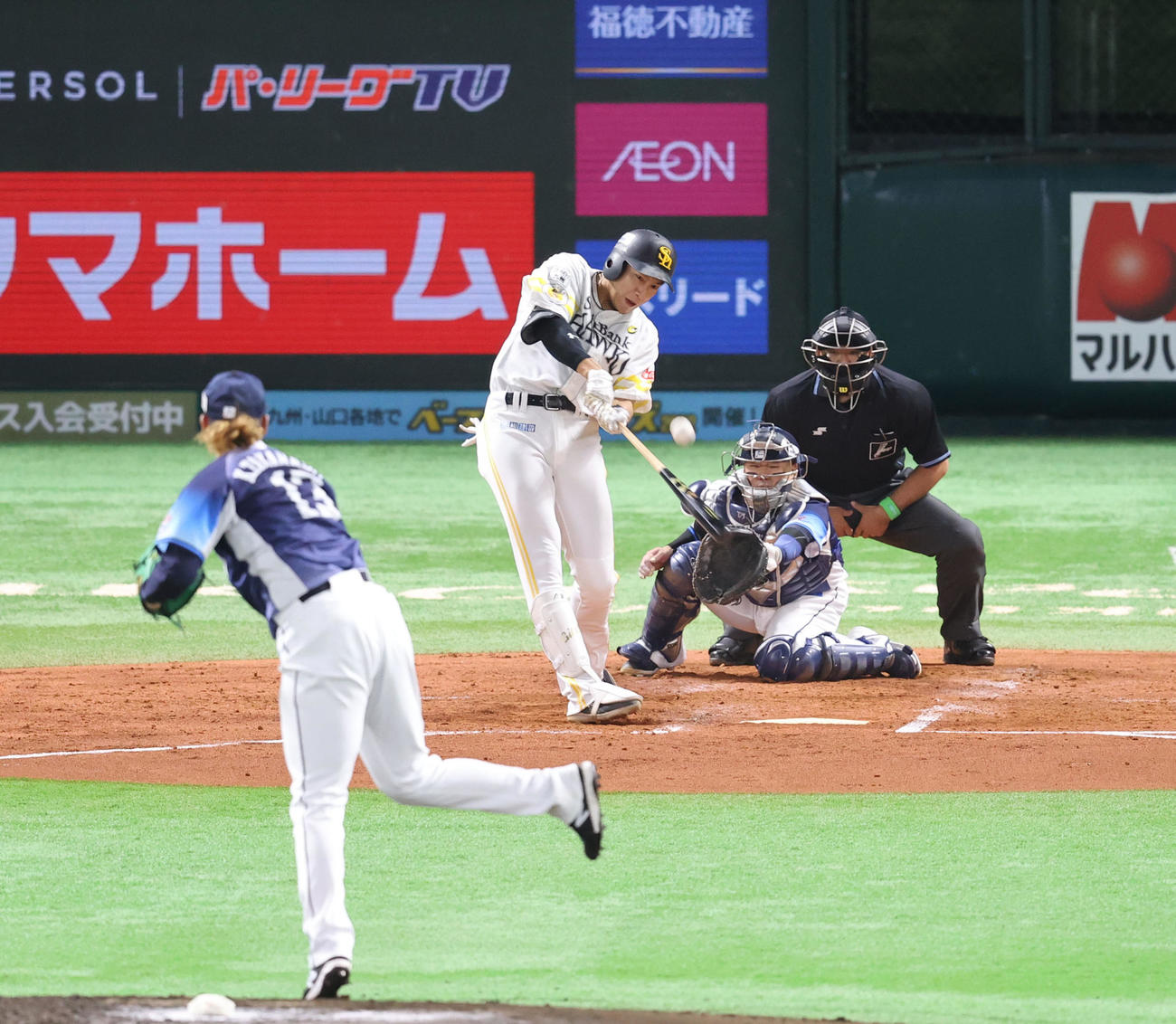ソフトバンク対西武　3回裏ソフトバンク2死二、三塁、柳田悠岐は右中間に3点本塁打を放つ（撮影・梅根麻紀）