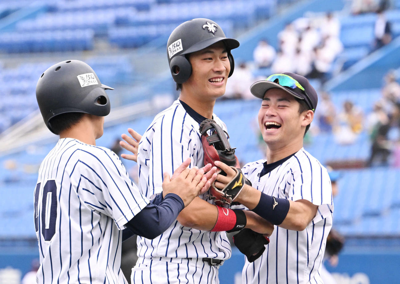 立大対東大　8回表に2点適時打を放った立大・安藤碧（中央）はベンチ前でチームメートから祝福される（撮影・滝沢徹郎）