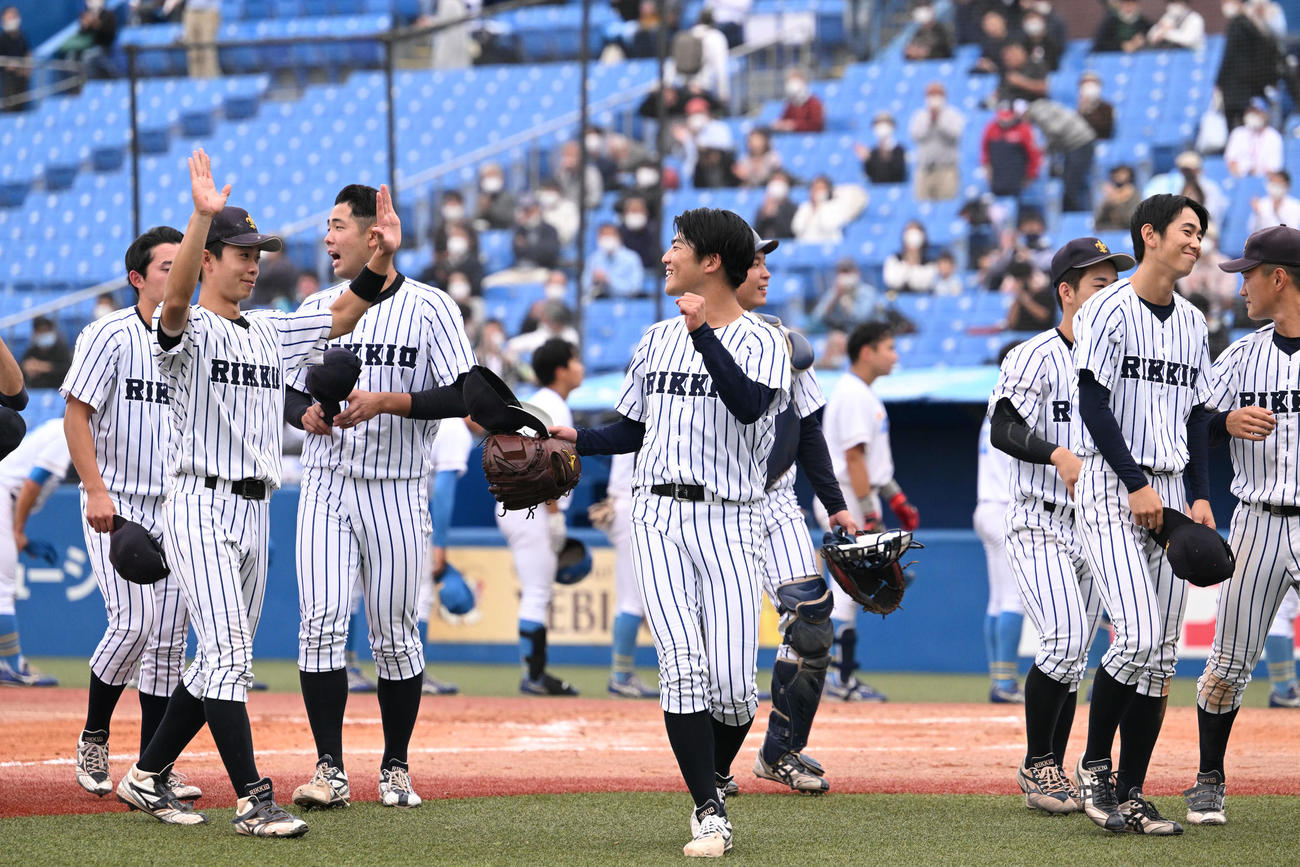 立大対東大　試合に勝利し笑顔の立大の選手たち（撮影・滝沢徹郎）