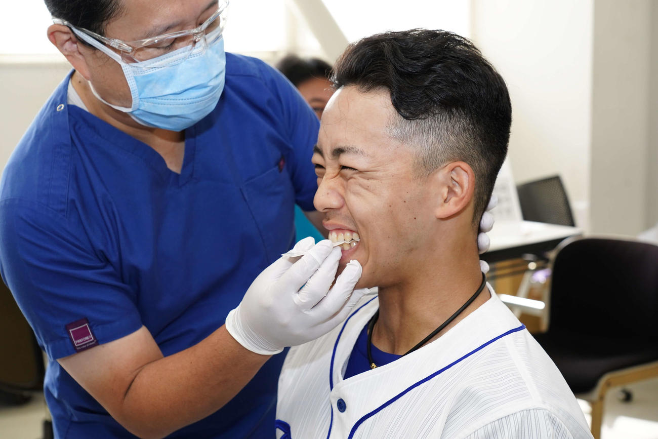 歯科検診を受ける中日岡林（球団提供）