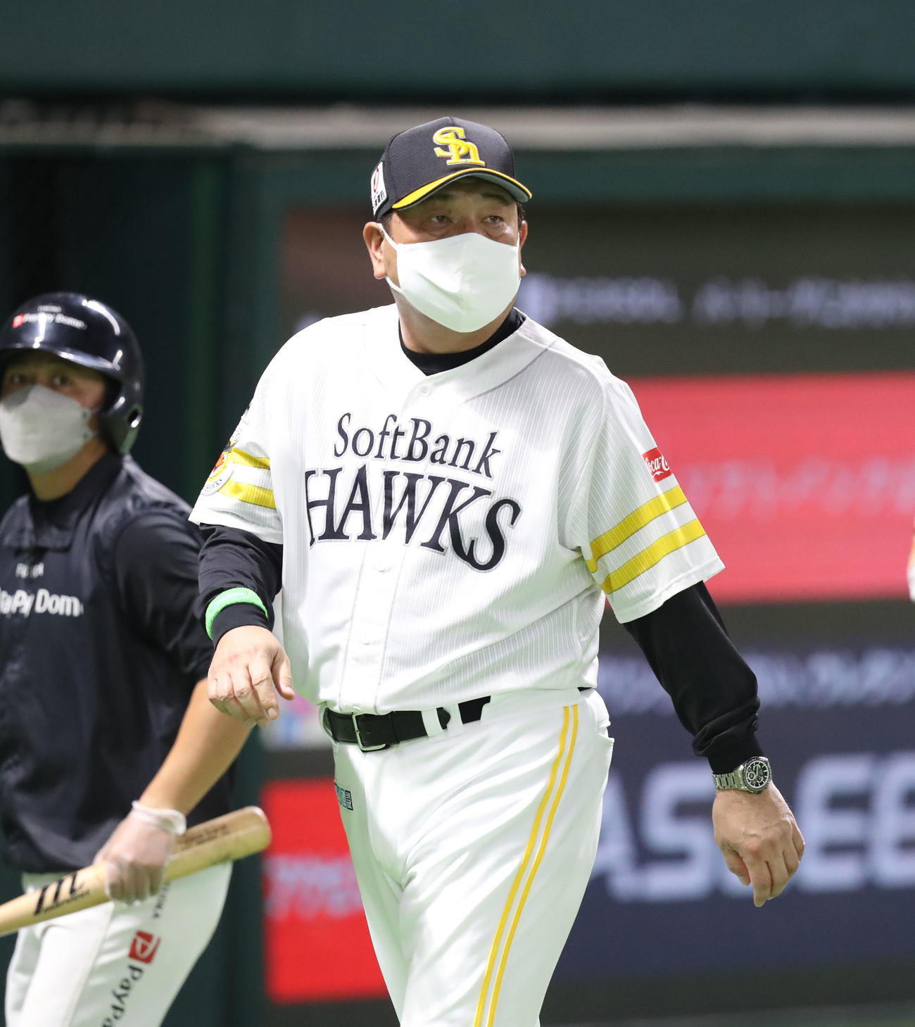 ソフトバンク対西武　9回表に投手の交代を告げる藤本監督（撮影・屋方直哉）