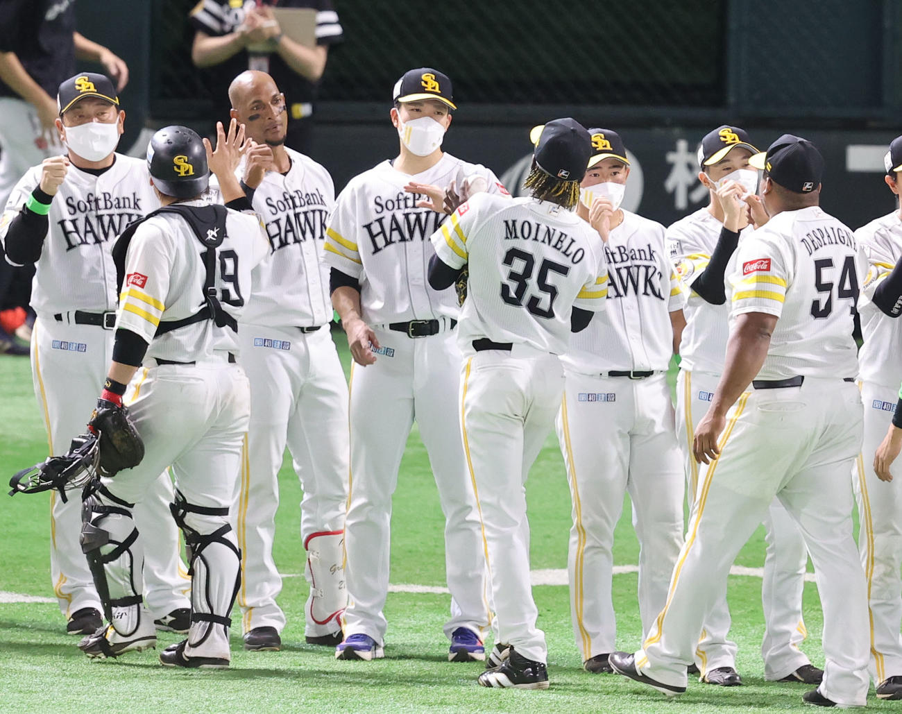 ソフトバンク対西武　勝利投手となった千賀滉大にウイニングボールを渡すモイネロ、左端は藤本博史監督（撮影・梅根麻紀）