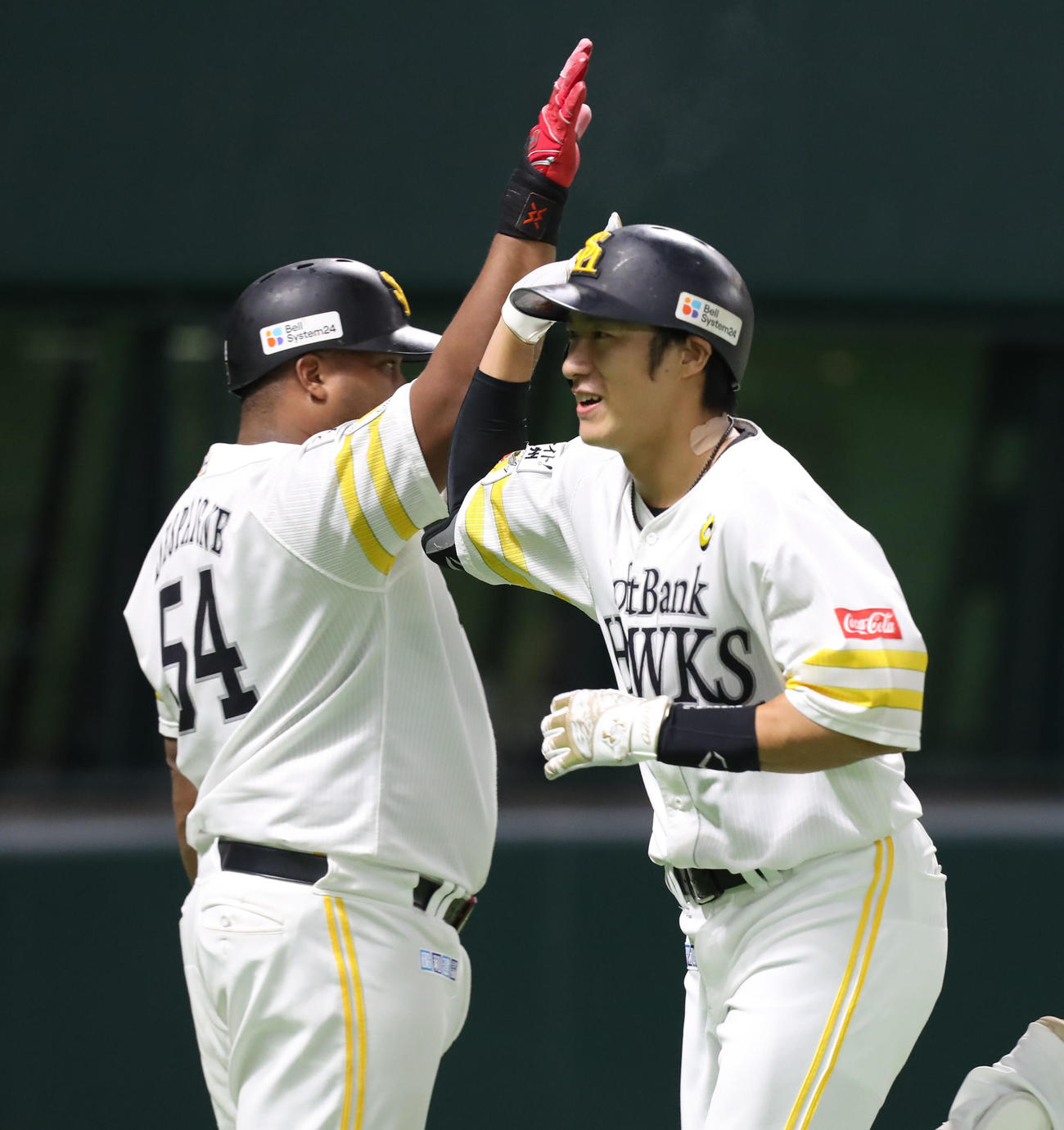 ソフトバンク対西武　3回裏ソフトバンク2死二、三塁、柳田は右中間へ3点本塁打を放ち、笑顔でデスパイネとタッチを交わす（撮影・屋方直哉）
