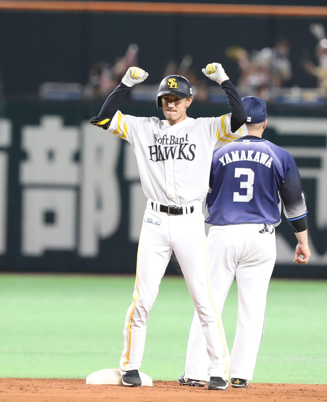ソフトバンク対西武　3回裏ソフトバンク1死一、二塁、三森は中堅へ先制の適時二塁打を放ち、ガッツポーズをする（撮影・屋方直哉）