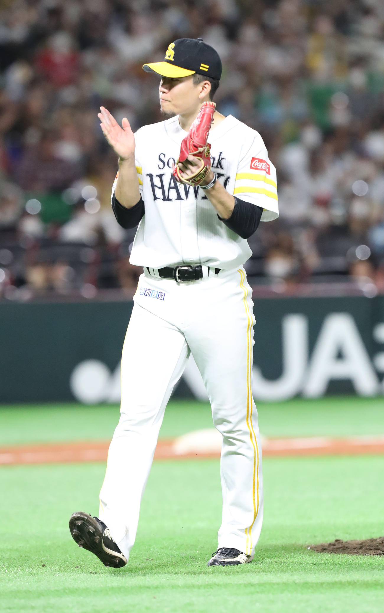ソフトバンク対西武　7回表西武2死一、三塁、千賀は打者・栗山を空振り三振に仕留め、グラブをたたきながらベンチに戻る（撮影・屋方直哉）