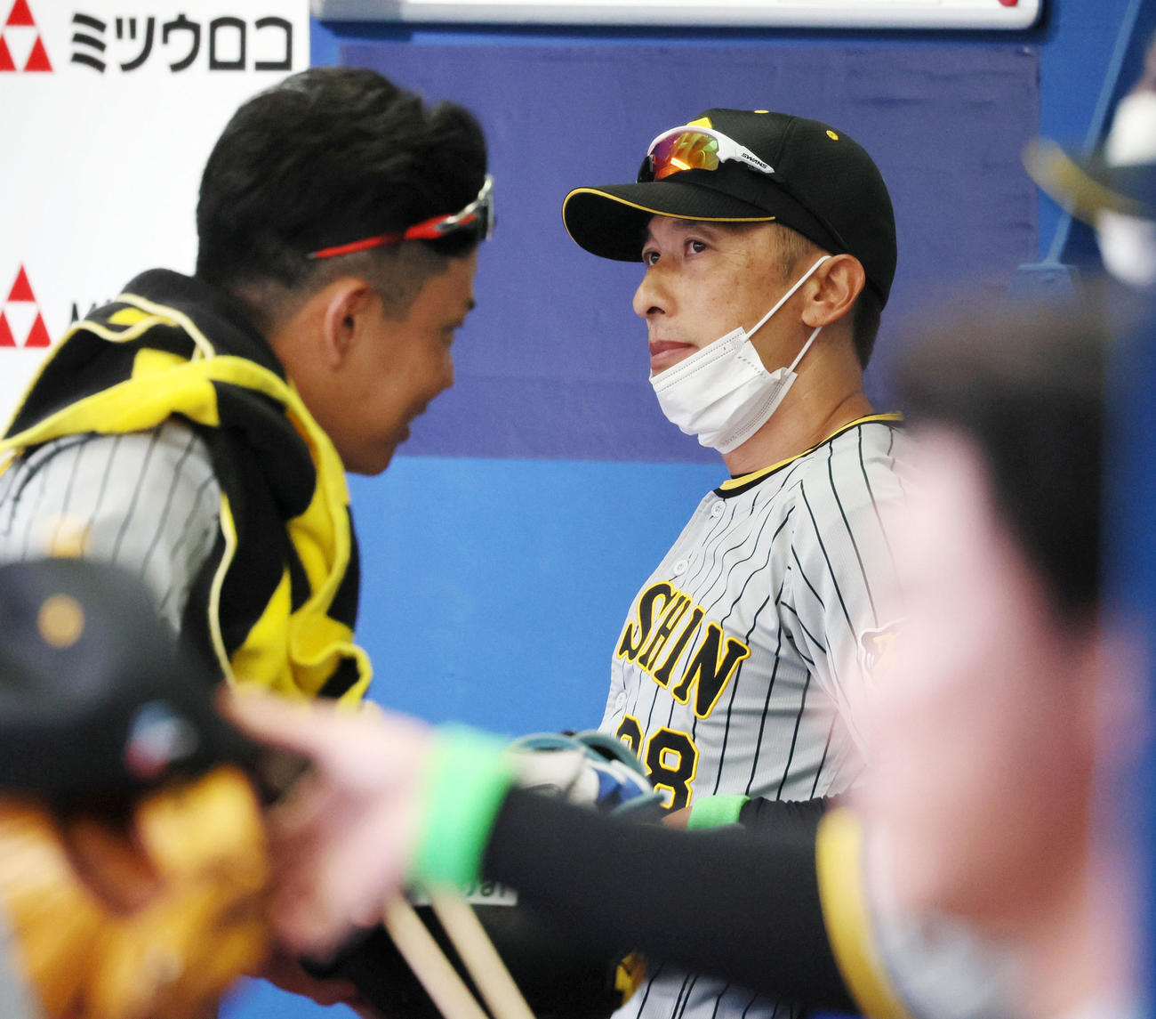 DeNA対阪神　5回表を終えベンチで水分補給する矢野監督（撮影・加藤哉）