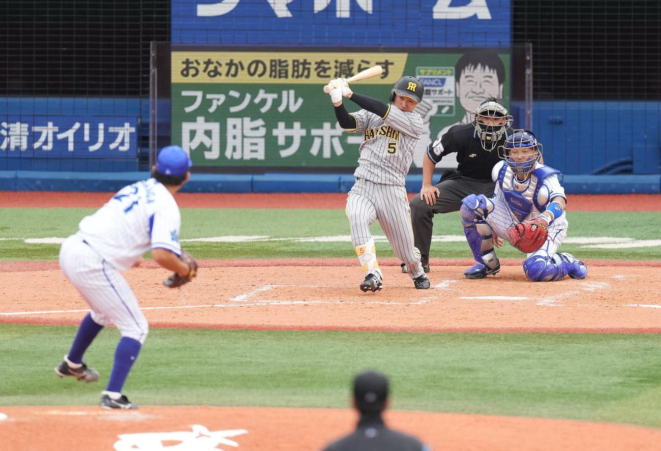 DeNA対阪神　5回表阪神1死満塁、先制の中2点適時打を放つ近本。投手今永（撮影・鈴木みどり）