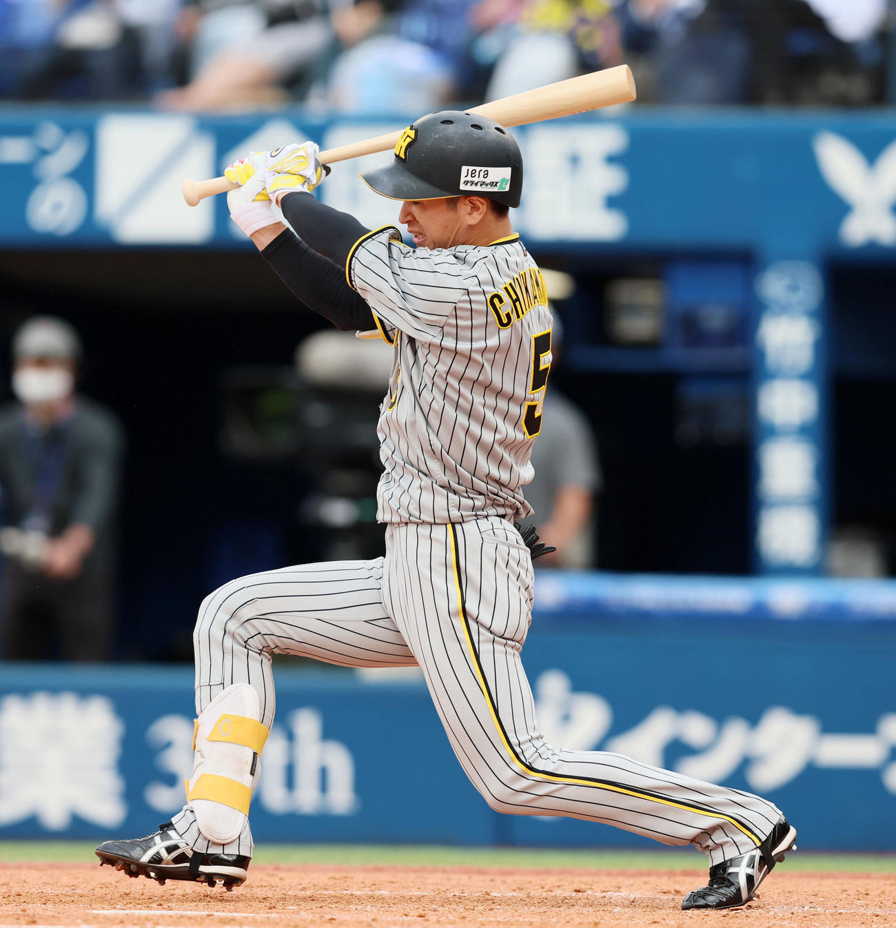 DeNA対阪神　5回表阪神1死満塁、近本は中前適時打を放つ（撮影・加藤哉）