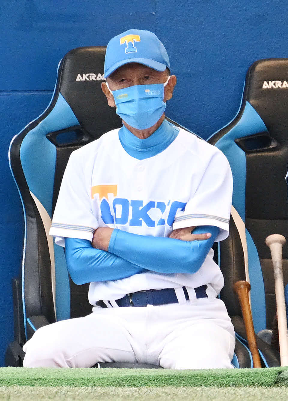 立大対東大　戦況を見守る東大・井手監督（撮影・滝沢徹郎）