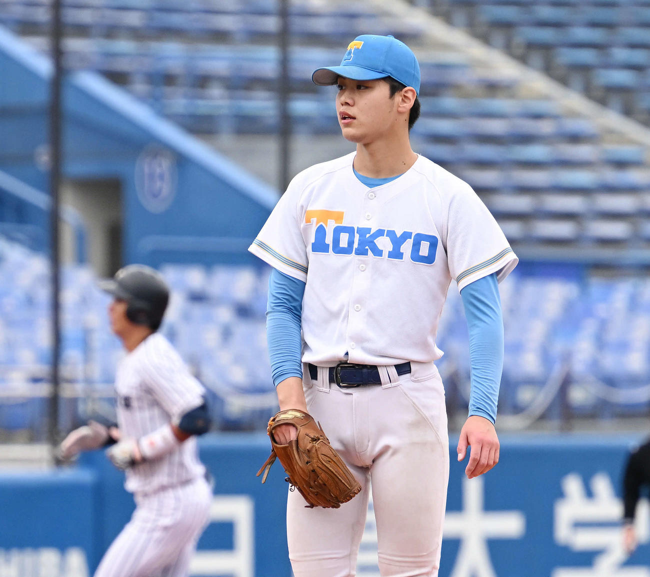 立大対東大　1回表立大2死一塁、山田（奥）に先制の2点本塁打を浴びる鈴木健（撮影・滝沢徹郎）