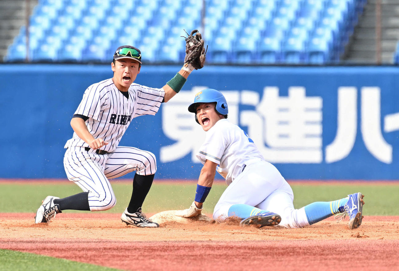 立大対東大　3回裏東大無死一塁、二盗を決める松岡泰（右）と遊撃手井上剛（撮影・滝沢徹郎）