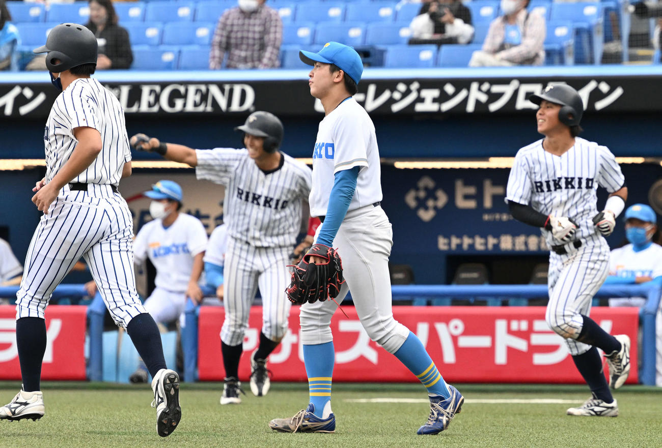 立大対東大　8回表立大2死一、三塁、安藤碧に2点適時打を浴び肩を落とす松岡由（中央）（撮影・滝沢徹郎）