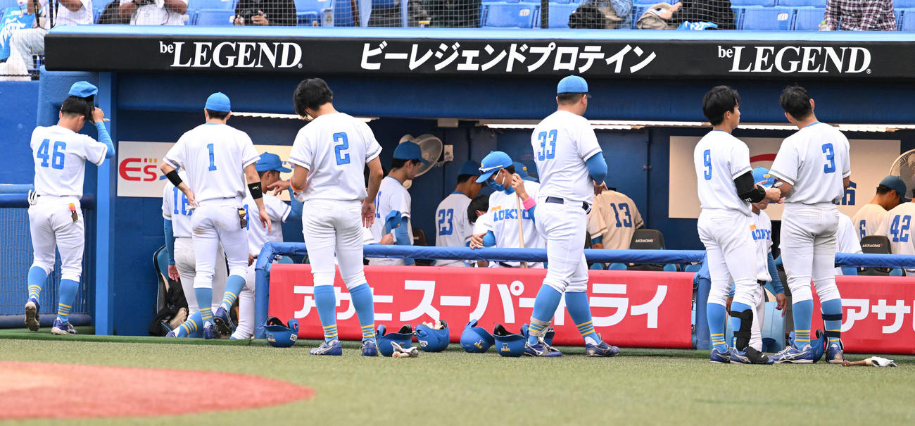 立大対東大　試合に敗れ引き揚げる東大の選手たち（撮影・滝沢徹郎）