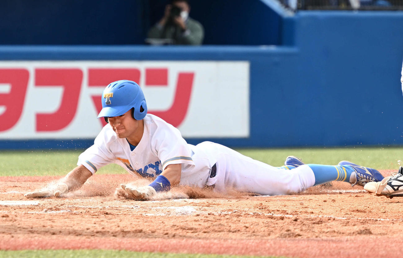 立大対東大　立大対東大　3回裏東大2死三塁、敵失から生還する松岡泰（撮影・滝沢徹郎）