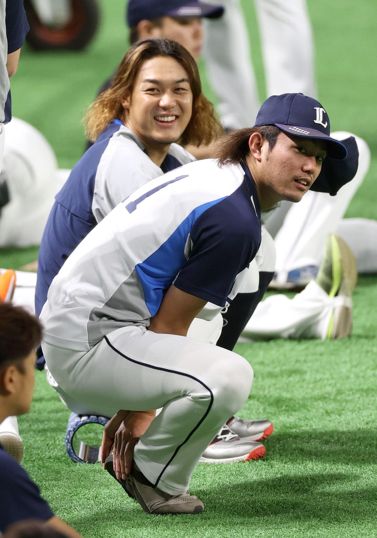 ソフトバンク対西武　試合前、リラックスした表情を見せる西武今井（手前）と西武高橋（撮影・上山淳一）